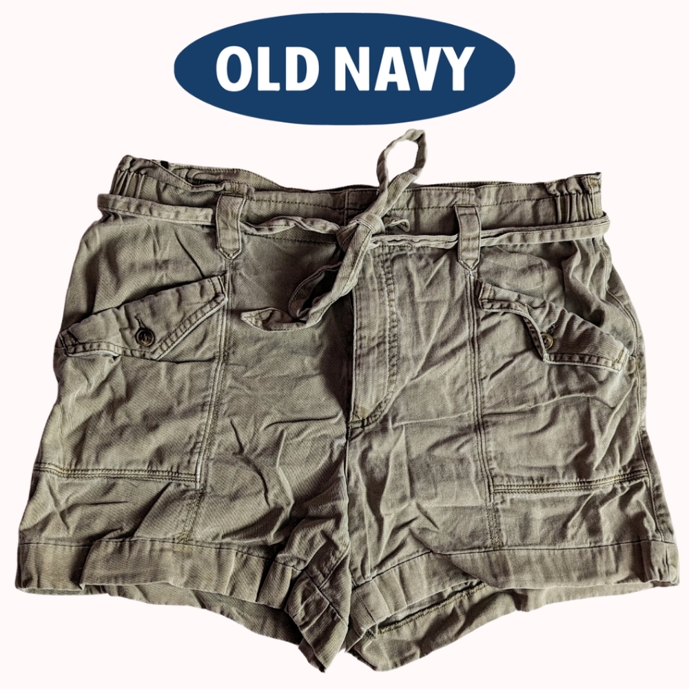 Old Navy size Med cargo style, beige shorts, EUC